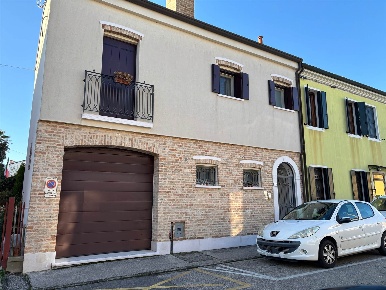 Foto Villa bifamiliare a Adria Centro di 141 m² con 8 locali in vendita