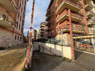 Foto Garage in via G. Bernini 37, Palermo Uditore - Leonardo Da Vinci Alta