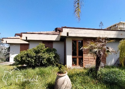 Foto Villa unifamiliare a Bordighera Centro di 200 m² con 9 locali