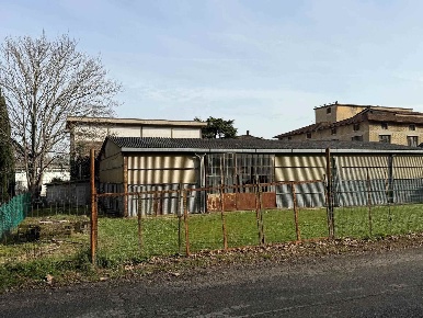 Foto Magazzino a Poggibonsi Centro di 1000 m² con 1 locali in vendita