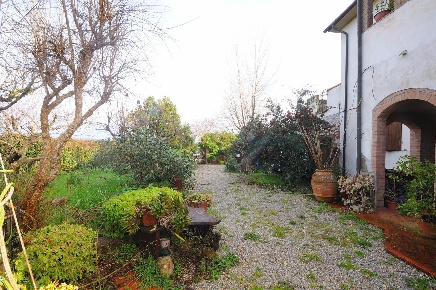 Foto Rustico a Campiglia Marittima Centro di 140 m² con 8 locali in vendita