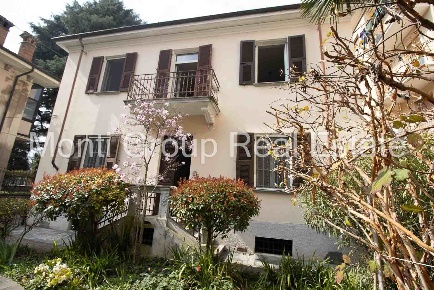 Foto Villa unifamiliare a Acqui Terme di 190 m² con 8 locali in vendita