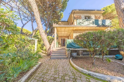 Foto Villa unifamiliare in via delle colonie marine 11, Grosseto di 270 m²