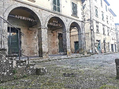 Foto Locale commerciale a Santa Fiora Centro di 100 m² con 3 locali