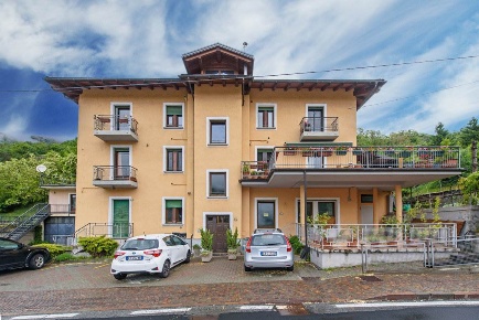 Foto Appartamento in Via Aosta 4, Quart Villefranche di 150 m² con 3 locali