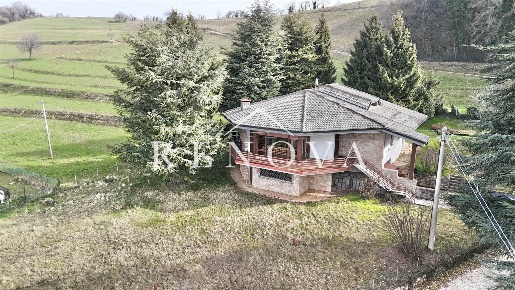 Foto Villa unifamiliare a Caprino Veronese Spiazzi di 431 m² con 7 locali