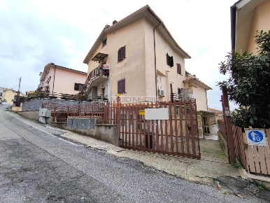 Foto Appartamento in Via Aldo Moro 12, Fiano Romano di 75 m² con 3 locali
