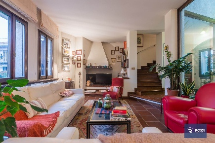 Foto Villa unifamiliare a Rimini Marina Centro di 285 m² con 9 locali