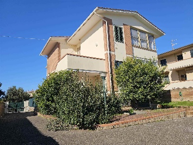 Foto Appartamento in Via Grandi, Rosignano Marittimo di 88 m² con 5 locali