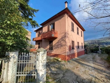 Foto Casa indipendente a Castelplanio di 185 m² con 6 locali in vendita