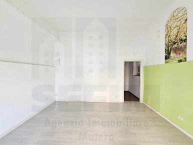 Foto Negozio in VIA PASSARELLI, Matera Centro di 30 m² con 2 locali