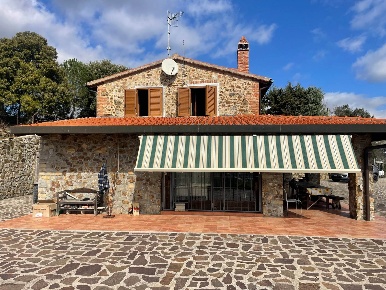 Foto Rustico a Massa Marittima Centro di 179 m² con 7 locali in vendita