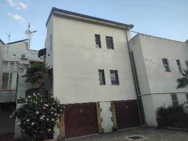 Foto Garage in Viale Kennedy 106, Soverato Soverato Marina di 25 m²