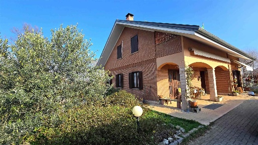 Foto Villa unifamiliare in Strada Masserano Calaria 118, Biella di 233 m²