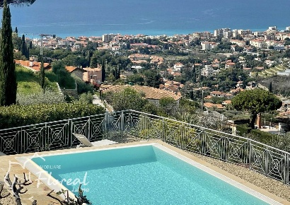 Foto Villa unifamiliare a Bordighera Zona Collinare di 350 m² con 16 locali