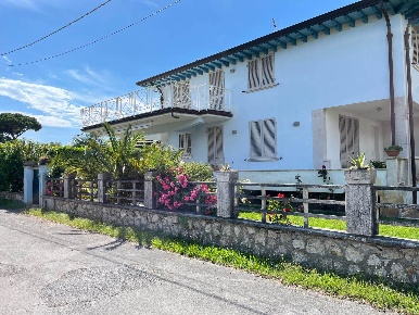 Foto Villa unifamiliare a Pietrasanta di 262 m² con 7 locali in affitto