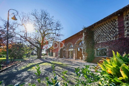 Foto Ristorante a Montello di 2000 m² con 6 locali in vendita