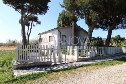 Foto Villa unifamiliare a Giulianova di 252 m² con 7 locali in vendita