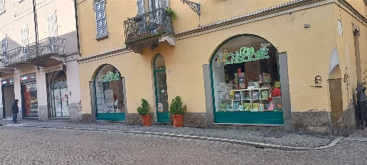 Foto Negozio in VIA CAVOUR, Crema Centro Storico di 197 m² con 3 locali