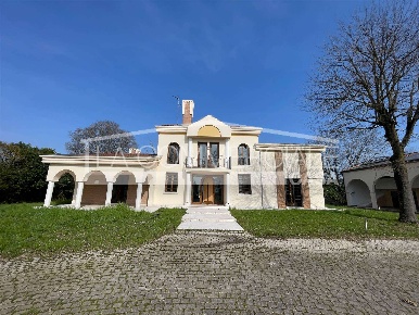 Foto Villa unifamiliare a Preganziol Centro di 490 m² con 10 locali