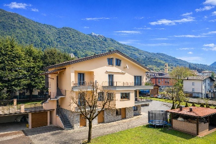 Foto Appartamento a Primaluna Centro di 392 m² con 10 locali in vendita