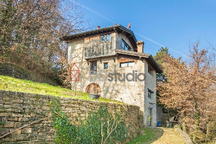Foto Casa indipendente a Bergamo Colli di 190 m² con 7 locali in vendita