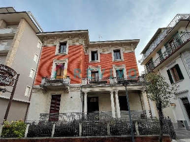 Foto Ufficio a Montecatini-Terme di 766 m² con 30 locali in vendita
