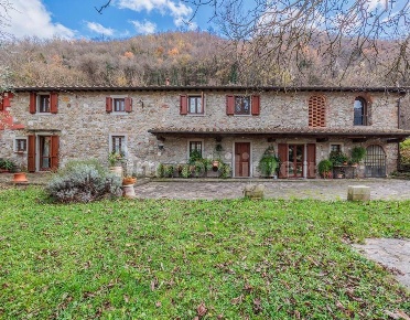 Foto Rustico a Vernio Terrigoli di 160 m² con 8 locali in vendita