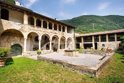 Foto Rustico a Borgo di Terzo di 1500 m² con 10 locali in vendita