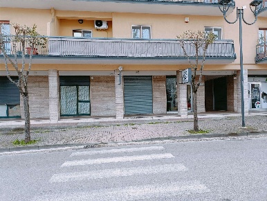Foto Locale commerciale a Baronissi Centro di 28 m² con 1 locali in affitto