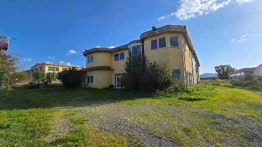 Foto Capannone industriale a Iglesias Regionale di 950 m² con 12 locali