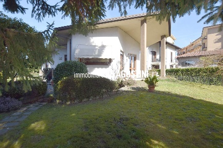 Foto Casa indipendente in Via Vittorio Veneto, Arona Centro di 300 m²