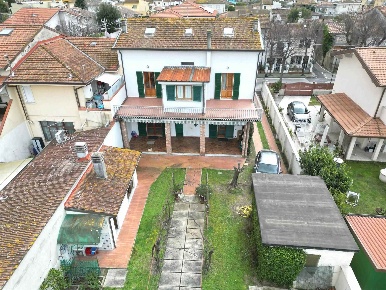 Foto Villa bifamiliare a Viareggio Torre del Lago di 240 m² con 12 locali