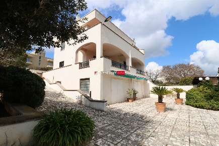 Foto Villa unifamiliare a Martina Franca di 230 m² con 6 locali in vendita