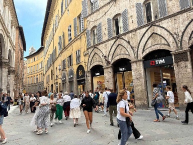 Foto Locale commerciale a Siena Ravacciano di 260 m² con 6 locali