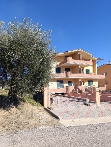 Foto Villa a schiera a Campli di 300 m² con 12 locali in vendita