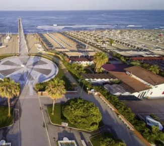 Foto Hotel a Forte dei Marmi Roma Imperiale di 1500 m² in vendita