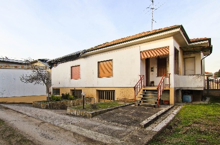Foto Villa bifamiliare in Via Alessandro Volta 35, Ceriano Laghetto Centro