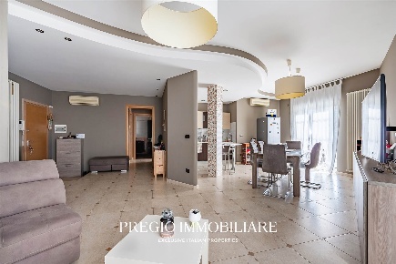 Foto Appartamento in Via Petracca, Monopoli Centro di 110 m² con 3 locali