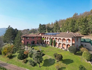 Foto Rustico a Monastero Bormida di 911 m² con 30 locali in vendita