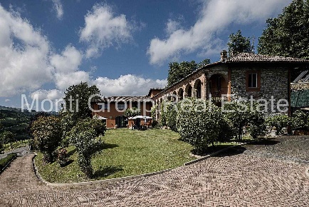 Foto Rustico a Monastero Bormida di 911 m² con 30 locali in vendita