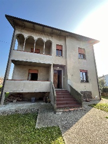 Foto Case indipendenti a Rolo Centro di 249 m² con 10 locali in affitto