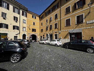Foto Negozio in Piazza Garibaldi 15, Frosinone Centro di 110 m² in vendita