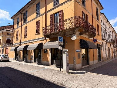 Foto Negozio a Mortara Centro di 120 m² con 4 locali in vendita