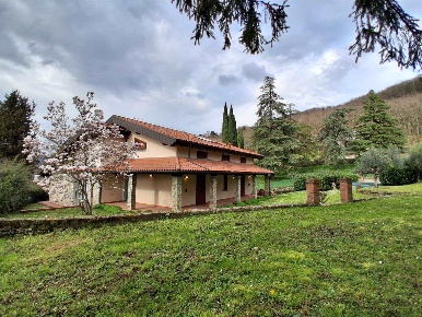 Foto Villa unifamiliare a Vaiano di 470 m² con 7 locali in vendita