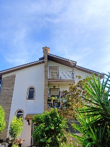 Foto Villa bifamiliare a Sant'Elpidio a Mare Centro di 372 m² con 10 locali