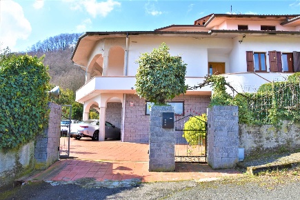 Foto Villa unifamiliare a Mulazzo di 540 m² con 16 locali in vendita