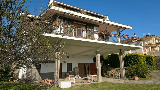 Foto Villa unifamiliare a Tarquinia Paese di 250 m² con 10 locali