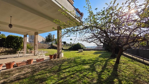 Foto Villa unifamiliare a Tarquinia Paese di 250 m² con 10 locali