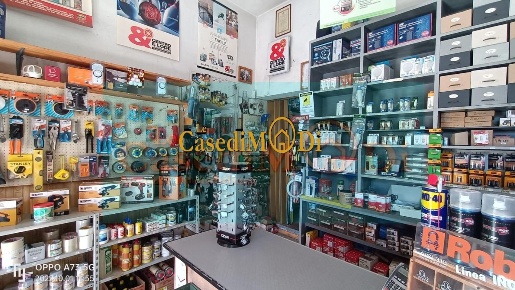 Foto Locale commerciale a Pisa La Vettola di 110 m² con 4 locali in vendita